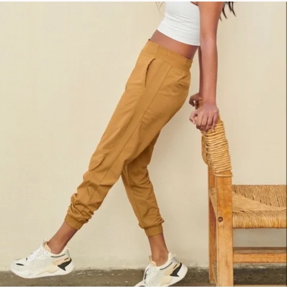 Athleta Textured Brooklyn Joggers Tuscan Gold Mustard Yellow Womens Size 10